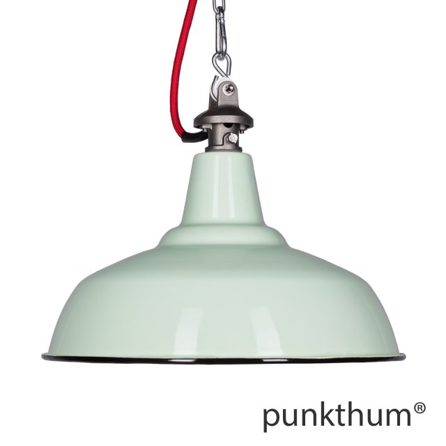 Apfelgrüne Emaillelampe, Industrielampe mit Stahlguss-Aufhängung und rotem Textilkabel.
