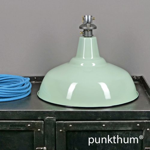 Apfelgrüne Emaillelampe, Industrielampe mit Stahlguss-Aufhängung und Textilkabel.