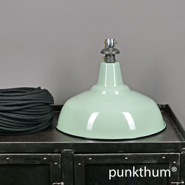 Apfelgrüne Emaillelampe, Industrielampe mit Stahlguss-Aufhängung und schwarzem Textilkabel.