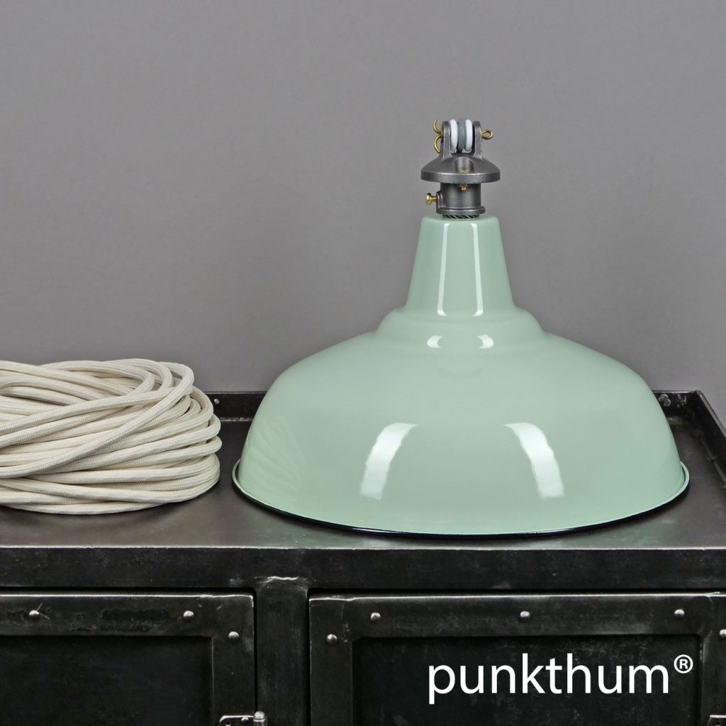 Apfelgrüne Emaillelampe, Industrielampe mit Stahlguss-Aufhängung und Textilkabel in elfenbein.
