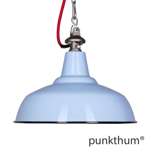 Hellblaue Emaillelampe, Industrielampe mit Stahlguss-Aufhängung und rotem Textilkabel.