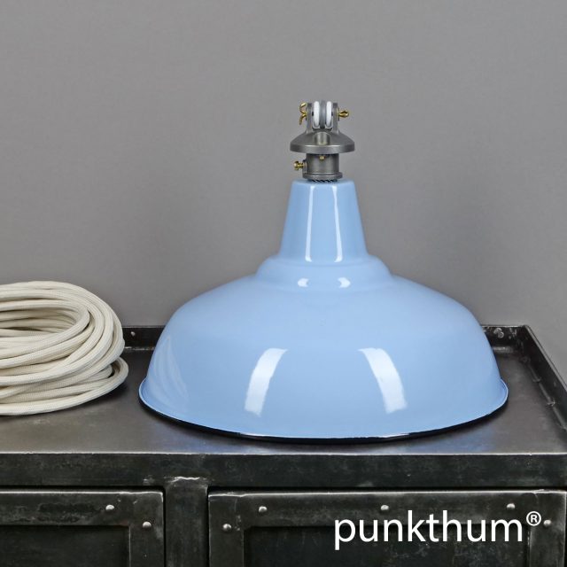 Hellblaue Emaillelampe, Industrielampe mit Stahlguss-Aufhängung und Textilkabel in elfenbein.