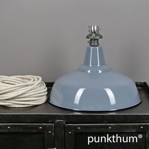 Graue Emaillelampe, Industrielampe mit Stahlguss-Aufhängung und Textilkabel in elfenbein.