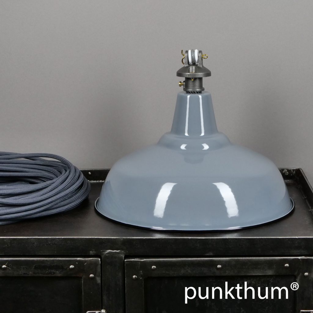 Graue Emaillelampe, Industrielampe mit Stahlguss-Aufhängung und grauem Textilkabel.