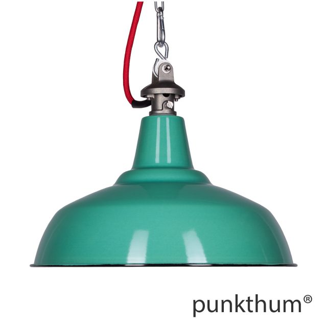 Grüne Emaillelampe, Industrielampe mit Stahlguss-Aufhängung und rotem Textilkabel.