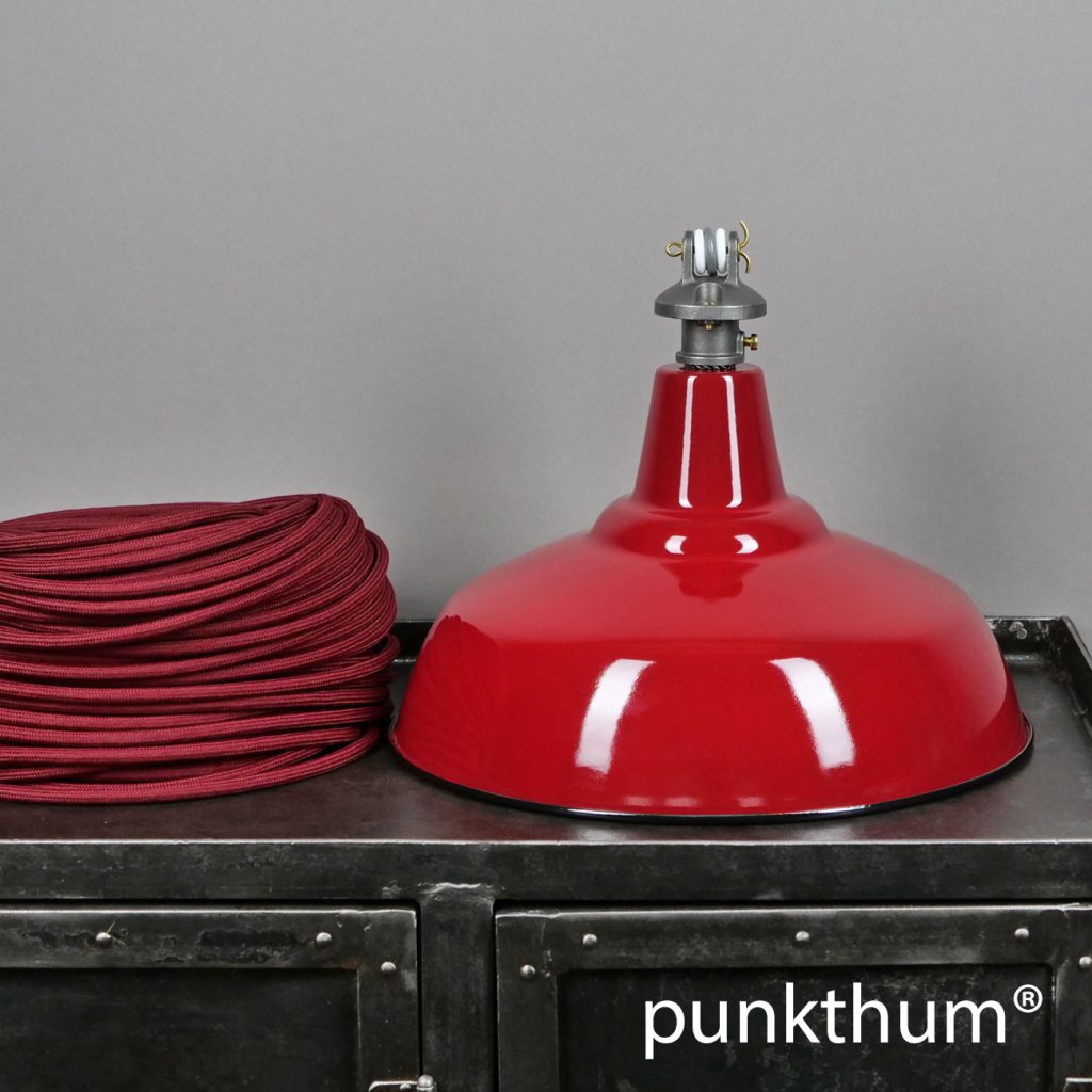 Rote Emaillelampe, Industrielampe mit Stahlguss-Aufhängung und weinrotem Textilkabel.