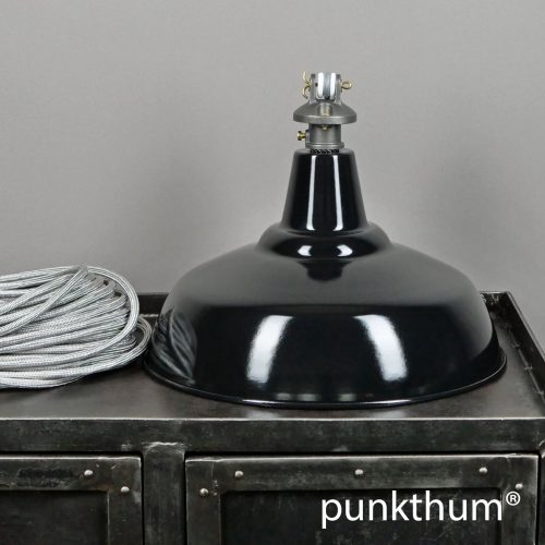 Schwarze Emaillelampe, Industrielampe mit Stahlguss-Aufhängung und silbernem Textilkabel.