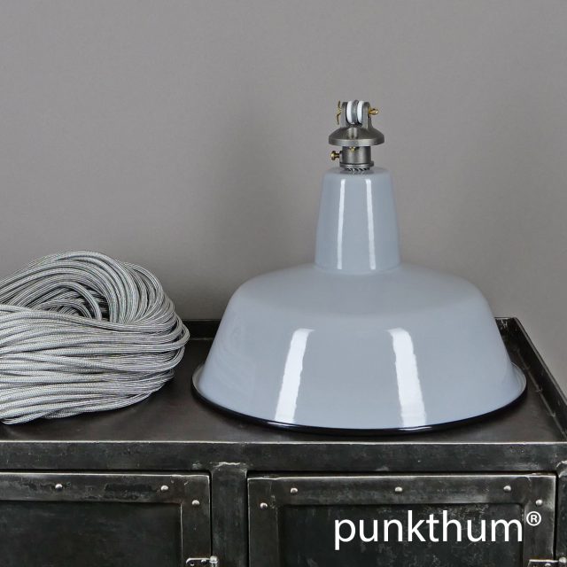Graue Emaillelampe, Industrielampe mit Stahlguss-Aufhängung und silbernem Textilkabel.