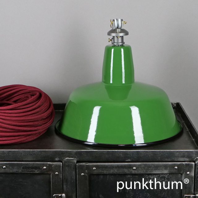 Grüne Emaillelampe, Industrielampe mit Stahlguss-Aufhängung und weinrotem Textilkabel.