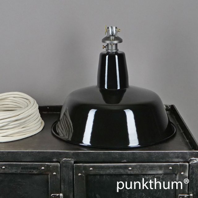 Schwarze Emaillelampe, Industrielampe mit Stahlguss-Aufhängung und Textilkabel in elfenbein.