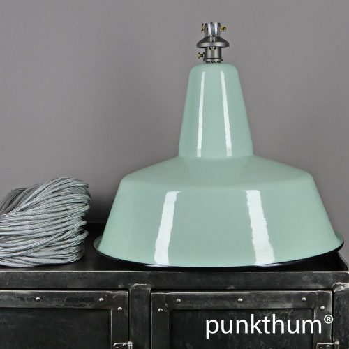 Grosse apfelgrüne Emaillelampe, Industrielampe mit Stahlguss-Aufhängung und silbernem Textilkabel.
