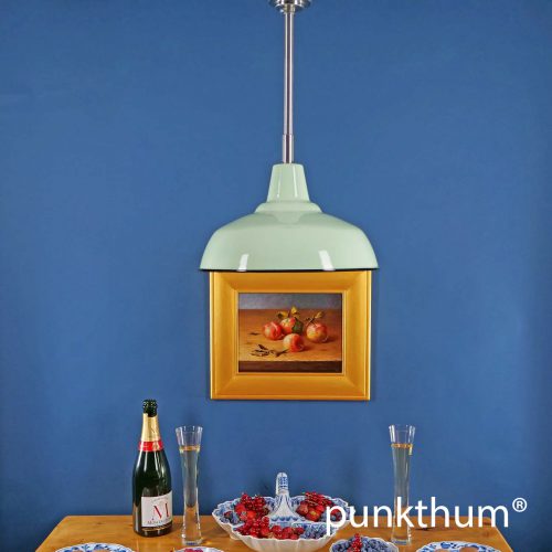 Apfelgrüne Emaillelampe, Fabriklampe über dem Tisch, mit Stahlrohr-Aufhängung.