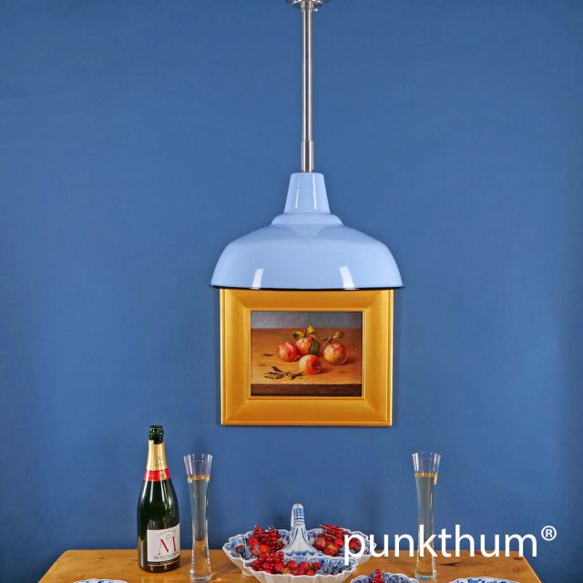 Hellblaue Emaillelampe, Fabriklampe über dem Tisch, mit Stahlrohr-Aufhängung.