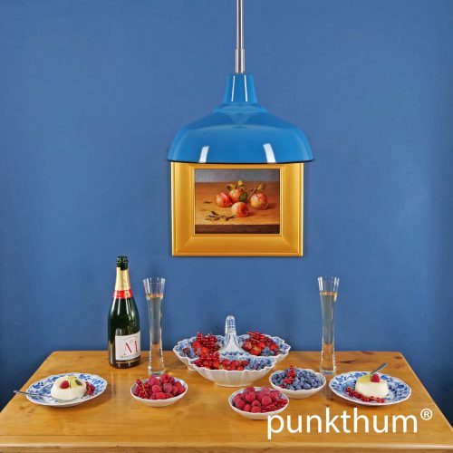 Blaue Emaillelampe, Fabriklampe über dem Tisch, mit Stahlrohr-Aufhängung.