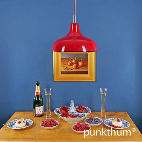 Rote Emaillelampe, Fabriklampe über dem Tisch, mit Stahlrohr-Aufhängung.
