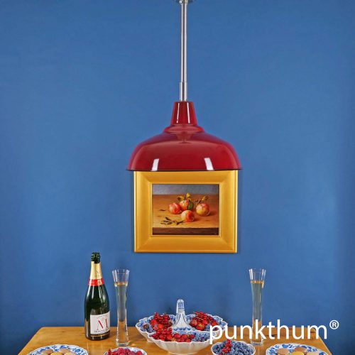 Weinrote Emaillelampe, Fabriklampe über dem Tisch, mit Stahlrohr-Aufhängung.