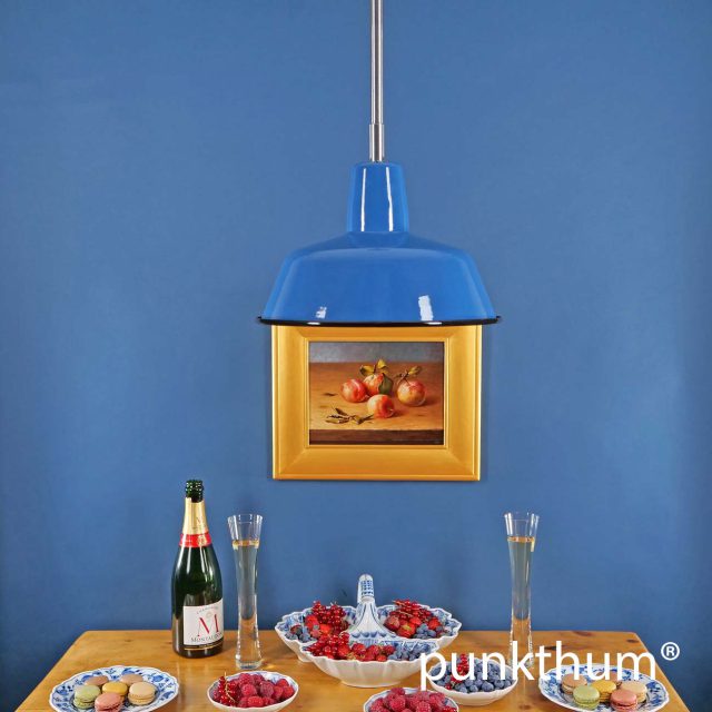 Blaue Emaillelampe, Fabriklampe über dem Tisch, mit Stahlrohr-Aufhängung.