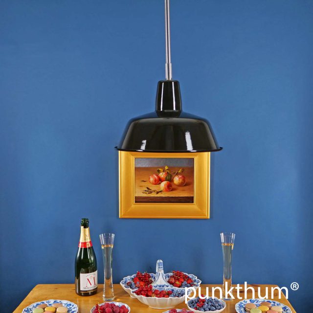 Schwarze Emaillelampe über dem Tisch, mit Stahlrohr-Aufhängung.