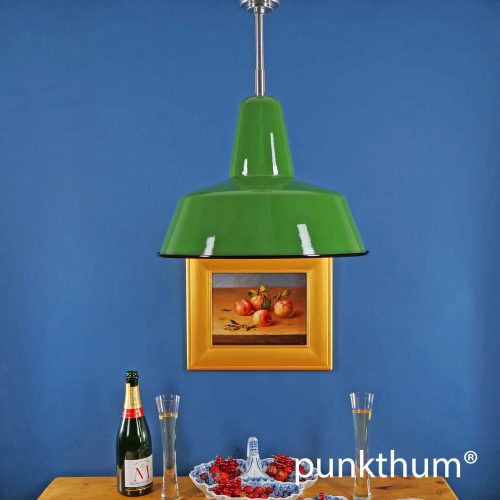 Grüne Emaillelampe, Fabriklampe über dem Tisch, mit Stahlrohr-Aufhängung.
