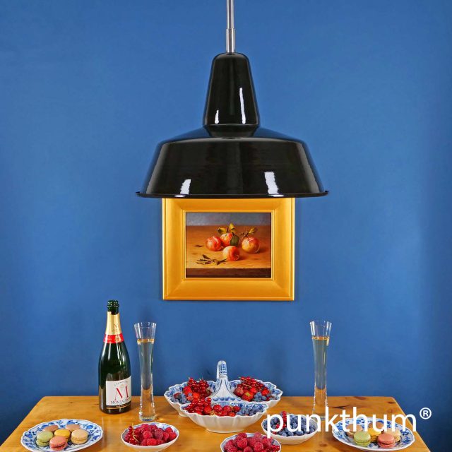 Schwarze Emaillelampe, Fabriklampe über dem Tisch, mit Stahlrohr-Aufhängung.