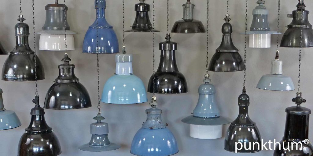 Alte Industrielampen, Emaillelampen, hergestellt zwischen 1920 und 1950.
