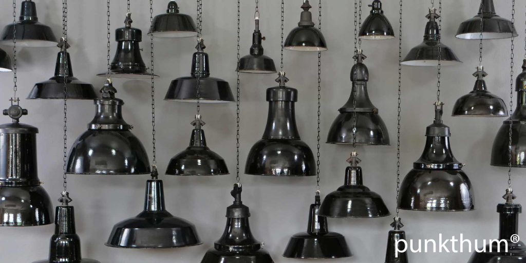Alte schwarze Industrielampen, Fabriklampen, Emaillelampen, hergestellt zwischen 1920 und 1950.