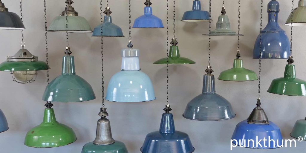 Alte Industrielampen, Emaillelampen, hergestellt zwischen 1920 und 1950.